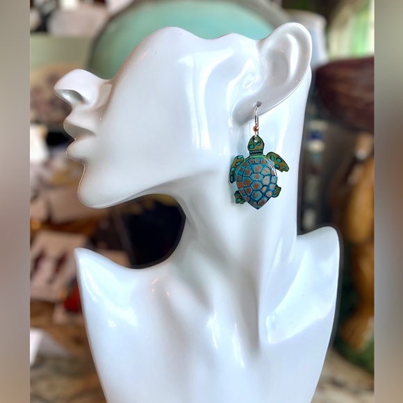 Handpainted sea turtle earrings, three dimensional sterling wires OOAK - Picture 2 of 6